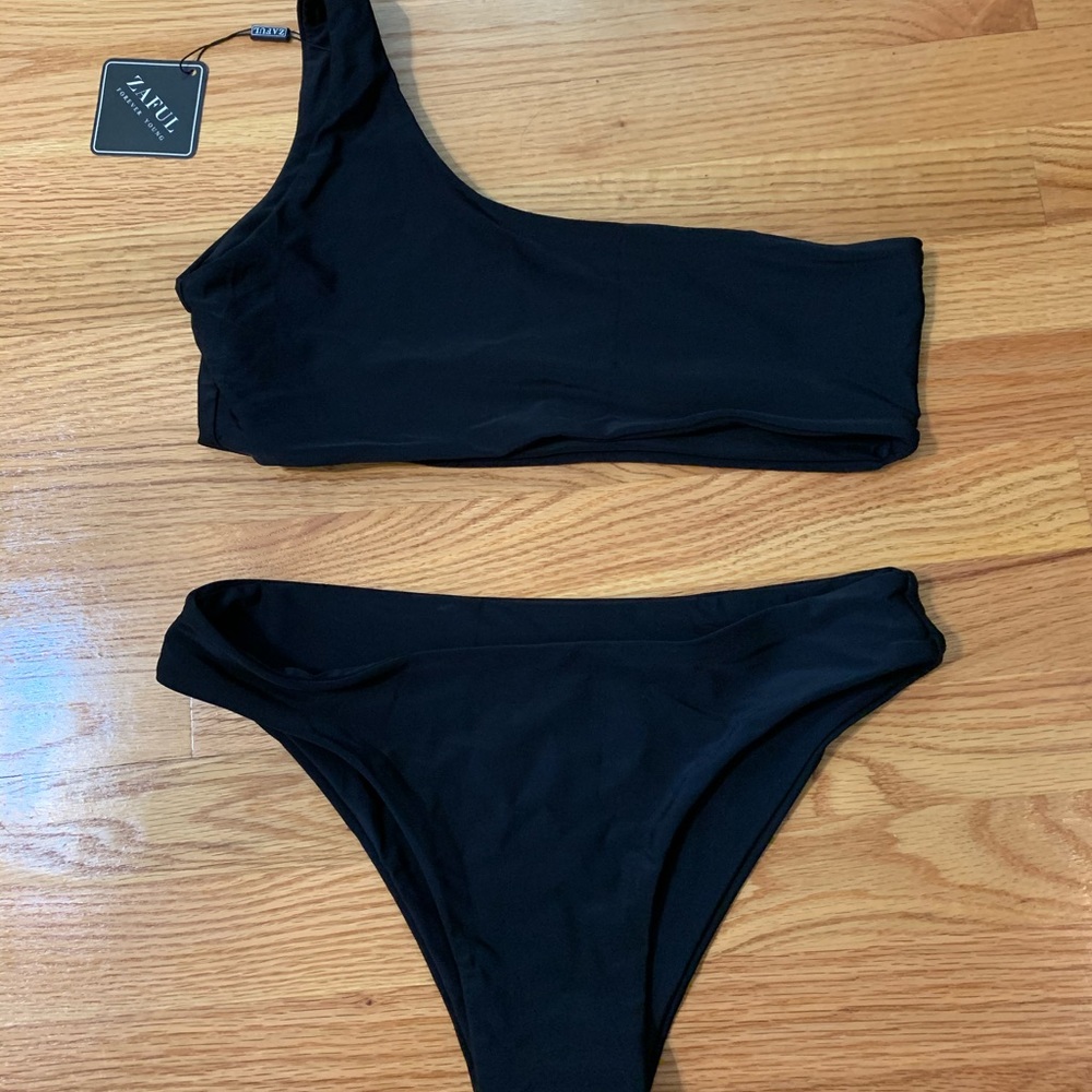 Black bikini